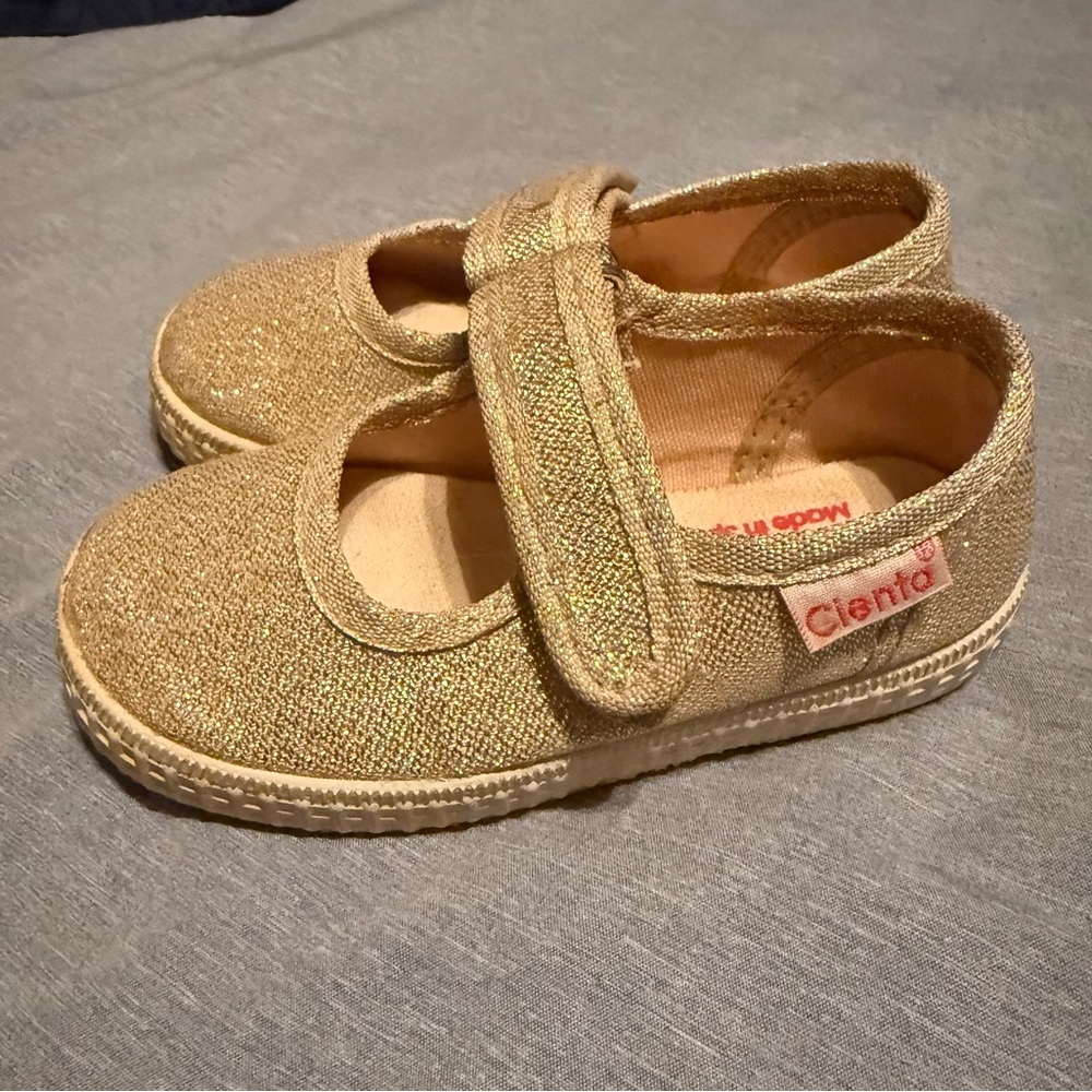 Cienta Glittery Gold Shoes for Kids